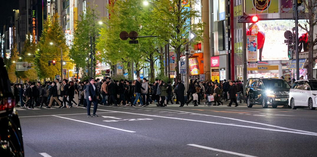 Busy crowd of pedestrians crossing a city street